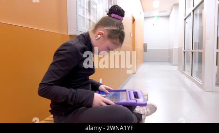 Jeune patineur se concentrant sur la séance d'étude pré-compétition Banque D'Images