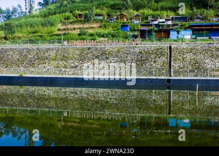 Photo de la vue du réservoir Manajar avec une vue du mont Merbabu à Boyolali, Java central Banque D'Images