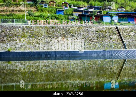 Photo de la vue du réservoir Manajar avec une vue du mont Merbabu à Boyolali, Java central Banque D'Images