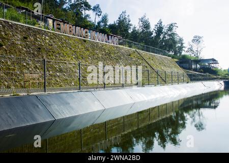 Photo de la vue du réservoir Manajar avec une vue du mont Merbabu à Boyolali, Java central Banque D'Images