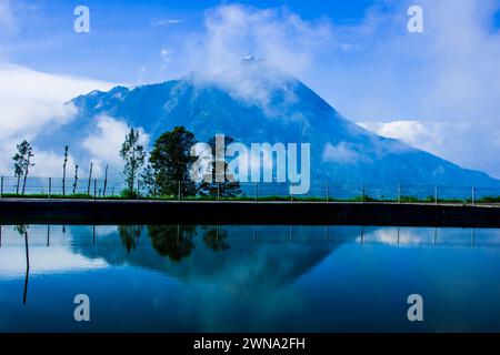 Photo de la vue du réservoir Manajar avec une vue du mont Merbabu à Boyolali, Java central Banque D'Images