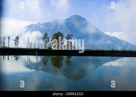 Photo de la vue du réservoir Manajar avec une vue du mont Merbabu à Boyolali, Java central Banque D'Images