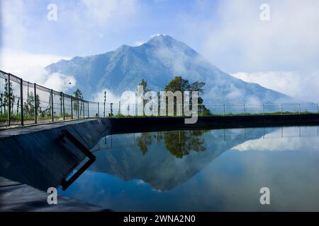 Photo de la vue du réservoir Manajar avec une vue du mont Merbabu à Boyolali, Java central Banque D'Images