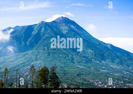 Photo de la vue du réservoir Manajar avec une vue du mont Merbabu à Boyolali, Java central Banque D'Images