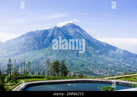 Photo de la vue du réservoir Manajar avec une vue du mont Merbabu à Boyolali, Java central Banque D'Images