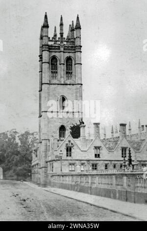 1900 photographie historique en noir et blanc du Magdalen College, High Street, Oxford, Angleterre, Royaume-Uni Banque D'Images