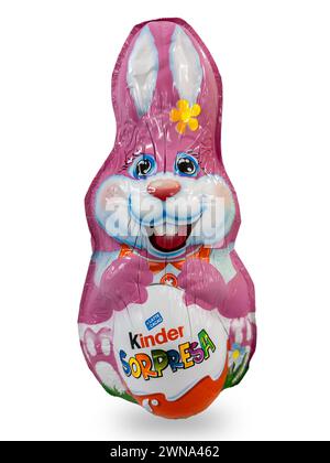 Italie - 29 février 2024 : lapin en chocolat rose Ferrero Kinder Sorpesa pour petites filles, isolé sur blanc avec chemin de coupe inclus Banque D'Images