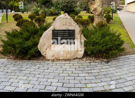 Hosta, Russie - 13 février 2023 : pierre commémorative «aux résidents de Sotchi qui ont rempli leur devoir militaire et sont passés dans l'éternité» Sotchi, Khosta di Banque D'Images