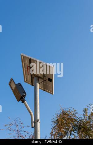 18 février 2024, Uttarakhand Inde. Réverbère solaire à Uttarakhand Hills, Inde Banque D'Images