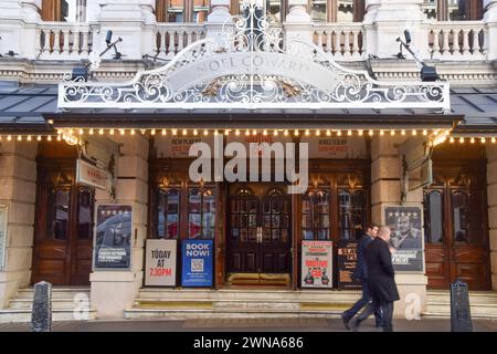 Londres, Angleterre, Royaume-Uni. 1er mars 2024. Vue extérieure du théâtre Noel Coward dans le West End de Londres, où Slave Play ouvrira ses portes le 29 juin. 10 Downing Street a critiqué la production pour son projet d'accueillir deux représentations ''Black Out'' uniquement pour un public ''tout noir'' (Credit image : © Vuk Valcic/ZUMA Press Wire) POUR USAGE ÉDITORIAL SEULEMENT! Non destiné à UN USAGE commercial ! Banque D'Images