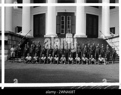 Troupes de Seinendan devant Djakarta Insatsoe Kodjo (1942-1945) Banque D'Images