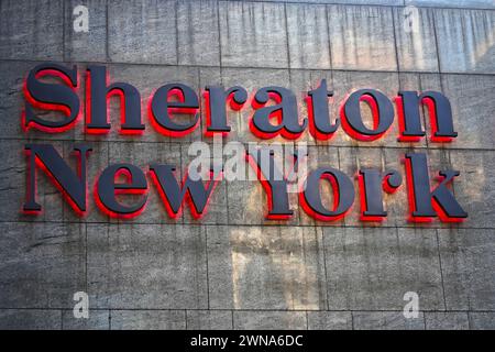 New York, NY - 23 novembre 2023 : Sheraton New York Hotel Times Square Hotel Red LED néon logo sur le mur près de Midtown, Manhattan. Banque D'Images