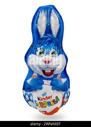 Italie - 29 février 2024 : lapin en chocolat Ferrero Kinder Sorpesa bleu pour enfants, isolé sur blanc avec chemin de coupe inclus Banque D'Images