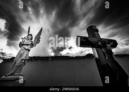 Statues d'ange et de christ sur la croix dans le cimetière de l'Alhambra Banque D'Images