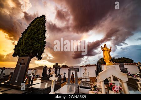 Vue des tombes dans le cimetière au coucher du soleil dans l'Alhambra Banque D'Images