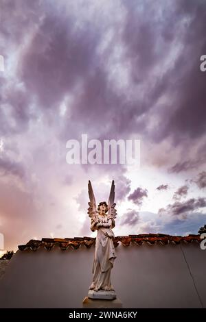 Ange sous le ciel orageux dans le cimetière de l'Alhambra Banque D'Images