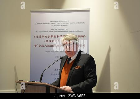 Paris, France. 29 février 2024. Jean Pegouret, Président de l’agence de promotion Saphir Eurasia, intervient lors de la cérémonie de lancement de Xi Jinping sur le respect et la protection des droits de l’homme (version franco-chinoise) à Paris, France, le 29 février 2024. Des dizaines d’experts français ont salué l’importante contribution de la sagesse chinoise à la gouvernance mondiale des droits de l’homme lors d’un séminaire thématique organisé jeudi, en parallèle du lancement de Xi Jinping sur le respect et la protection des droits de l’homme (version franco-chinoise). Crédit : Zhang Baihui/Xinhua/Alamy Live News Banque D'Images