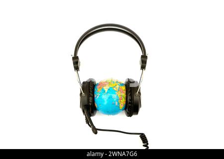 Casque sur globe isolé sur le blanc. Banque D'Images