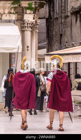 Acteurs en uniforme de soldats romains posant avec des touristes pour des photographies, palais de Dioclétien, Split, Croatie Banque D'Images