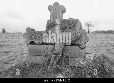 Un monument abandonné dans la campagne française Banque D'Images