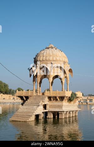 Le lac Gadsisar Sagar avec des bâtiments historiques a été construit en 1367 par le Maharaja Gadsi Singh pour stocker l'eau de pluie et assurer un approvisionnement en eau régulier pour le Banque D'Images