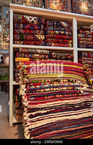 Sélection colorée de tapis persans faits à la main dans Fazeli Carpet Shop. Yazd, Iran. Banque D'Images