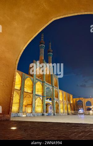 Takyeh (bâtiment où les musulmans chiites se rassemblent pour pleurer la mort de Hussein) et minarets du complexe Amir Chakhmaq illuminés la nuit. Yazd, Iran. Banque D'Images