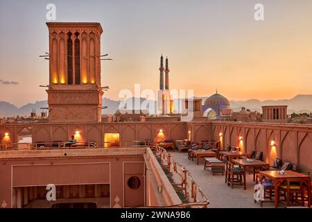 Terrasse sur le toit du Café Nardoon dans le quartier historique de Fahadan au coucher du soleil. Yazd, Iran. Banque D'Images