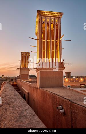 Attrape-vent sur le toit d'une maison traditionnelle persane en adobe dans le quartier historique de Fahadan à Yazd, Iran. Banque D'Images