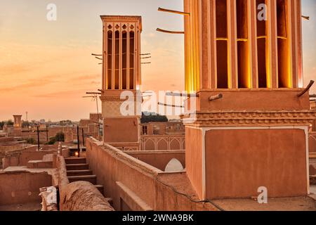 Attrape-vent sur le toit d'une maison traditionnelle persane en adobe dans le quartier historique de Fahadan à Yazd, Iran. Banque D'Images