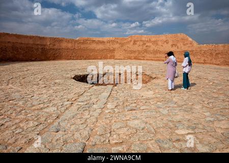 Deux femmes séjournent à la fosse du milieu (Ostudan, ou Ostoodan) sur la plate-forme supérieure de la Tour zoroastrienne du silence à Yazd, en Iran. Les zoroastriens le croient Banque D'Images