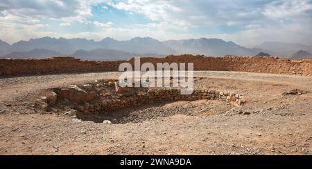 Le puits du milieu (Ostudan) sur la plate-forme supérieure de la Tour du silence, utilisé comme lieu pour les os des défunts dans la tradition funéraire zoroastrienne. Yazd, Iran. Banque D'Images