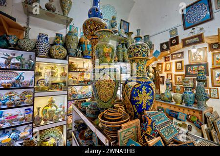 Une sélection de poteries et de céramiques artisanales traditionnelles exposées dans une boutique de cadeaux dans le quartier historique de Fahadan à Yazd, en Iran. Banque D'Images