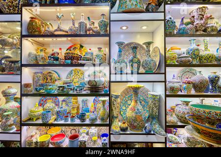 Une sélection de poteries et de céramiques artisanales traditionnelles exposées dans une boutique de cadeaux dans le quartier historique de Fahadan à Yazd, en Iran. Banque D'Images