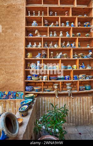 Une sélection de figurines en céramique peintes à la main exposées dans une boutique de cadeaux dans le quartier historique de Fahadan à Yazd, en Iran. Banque D'Images