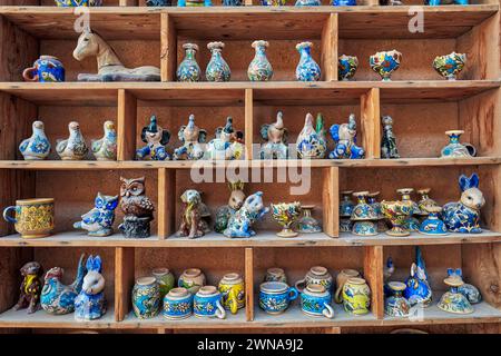 Une sélection de figurines en céramique peintes à la main exposées dans une boutique de cadeaux dans le quartier historique de Fahadan à Yazd, en Iran. Banque D'Images