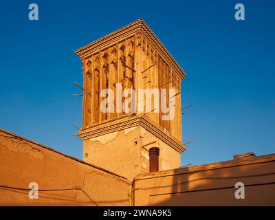 Windcatcher - tour traditionnelle utilisée pour la ventilation transversale et le refroidissement passif des bâtiments dans la vieille ville historique de Yazd, Iran. Banque D'Images