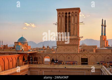 Vue sur la vieille ville au coucher du soleil depuis la terrasse sur le toit du Café Nardoon dans le quartier historique de Fahadan à Yazd, Iran. Banque D'Images