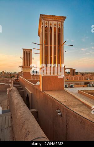 Attrape-vent sur le toit d'une maison traditionnelle persane en adobe dans le quartier historique de Fahadan à Yazd, Iran. Banque D'Images