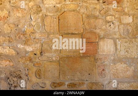 Église San Miguel de Escalada. Pré-roman mozarabe (Xe siècle). Réutilisation des pierres tombales dans la construction du temple. Municipalité de Gradefes, Banque D'Images