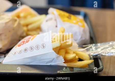 Biélorussie, Minsk - 25 décembre 2023 : frites dans le roi des hamburgers de près Banque D'Images