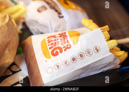 Biélorussie, Minsk - 25 décembre 2023 : frites dans le roi des hamburgers de près Banque D'Images