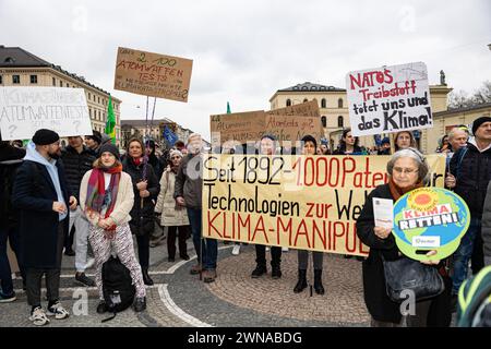 L'idéologue du complot signe sur HAARP et Geo Engineering. Des centaines de personnes se sont rassemblées pour la manifestation climatique organisée par Fridays for future et Verdi le 1er mars 2024 à Munich. Ils voulaient manifester ensemble pour de meilleures conditions de travail ( dans les transports publics ) et la justice climatique. Cependant, la manifestation a été dominée par de nombreux panneaux et bannières de théoriciens du complot, dont certains niaient le changement climatique causé par l'homme. (Photo Alexander Pohl/Sipa USA) Banque D'Images