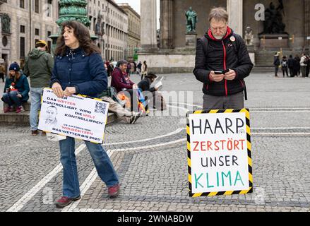 L'idéologue du complot signe sur HAARP et Geo Engineering. Des centaines de personnes se sont rassemblées pour la manifestation climatique organisée par Fridays for future et Verdi le 1er mars 2024 à Munich. Ils voulaient manifester ensemble pour de meilleures conditions de travail ( dans les transports publics ) et la justice climatique. Cependant, la manifestation a été dominée par de nombreux panneaux et bannières de théoriciens du complot, dont certains niaient le changement climatique causé par l'homme. (Photo Alexander Pohl/Sipa USA) Banque D'Images