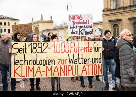 L'idéologue du complot signe sur HAARP et Geo Engineering. Des centaines de personnes se sont rassemblées pour la manifestation climatique organisée par Fridays for future et Verdi le 1er mars 2024 à Munich. Ils voulaient manifester ensemble pour de meilleures conditions de travail ( dans les transports publics ) et la justice climatique. Cependant, la manifestation a été dominée par de nombreux panneaux et bannières de théoriciens du complot, dont certains niaient le changement climatique causé par l'homme. (Photo Alexander Pohl/Sipa USA) Banque D'Images