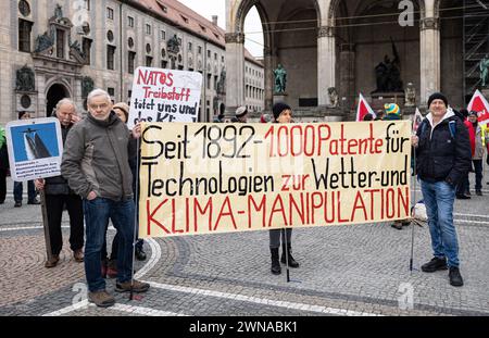 L'idéologue du complot signe sur HAARP et Geo Engineering. Des centaines de personnes se sont rassemblées pour la manifestation climatique organisée par Fridays for future et Verdi le 1er mars 2024 à Munich. Ils voulaient manifester ensemble pour de meilleures conditions de travail ( dans les transports publics ) et la justice climatique. Cependant, la manifestation a été dominée par de nombreux panneaux et bannières de théoriciens du complot, dont certains niaient le changement climatique causé par l'homme. (Photo Alexander Pohl/Sipa USA) Banque D'Images