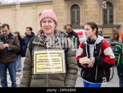 L'idéologue du complot signe sur HAARP et Geo Engineering. Des centaines de personnes se sont rassemblées pour la manifestation climatique organisée par Fridays for future et Verdi le 1er mars 2024 à Munich. Ils voulaient manifester ensemble pour de meilleures conditions de travail ( dans les transports publics ) et la justice climatique. Cependant, la manifestation a été dominée par de nombreux panneaux et bannières de théoriciens du complot, dont certains niaient le changement climatique causé par l'homme. (Photo Alexander Pohl/Sipa USA) Banque D'Images