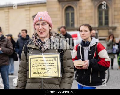 L'idéologue du complot signe sur HAARP et Geo Engineering. Des centaines de personnes se sont rassemblées pour la manifestation climatique organisée par Fridays for future et Verdi le 1er mars 2024 à Munich. Ils voulaient manifester ensemble pour de meilleures conditions de travail ( dans les transports publics ) et la justice climatique. Cependant, la manifestation a été dominée par de nombreux panneaux et bannières de théoriciens du complot, dont certains niaient le changement climatique causé par l'homme. (Photo Alexander Pohl/Sipa USA) Banque D'Images