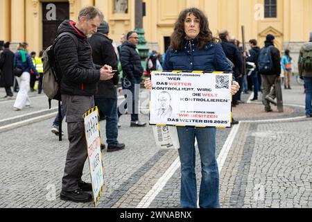 L'idéologue du complot signe sur HAARP et Geo Engineering. Des centaines de personnes se sont rassemblées pour la manifestation climatique organisée par Fridays for future et Verdi le 1er mars 2024 à Munich. Ils voulaient manifester ensemble pour de meilleures conditions de travail ( dans les transports publics ) et la justice climatique. Cependant, la manifestation a été dominée par de nombreux panneaux et bannières de théoriciens du complot, dont certains niaient le changement climatique causé par l'homme. (Photo Alexander Pohl/Sipa USA) Banque D'Images