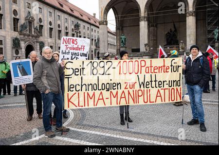 L'idéologue du complot signe sur HAARP et Geo Engineering. Des centaines de personnes se sont rassemblées pour la manifestation climatique organisée par Fridays for future et Verdi le 1er mars 2024 à Munich. Ils voulaient manifester ensemble pour de meilleures conditions de travail ( dans les transports publics ) et la justice climatique. Cependant, la manifestation a été dominée par de nombreux panneaux et bannières de théoriciens du complot, dont certains niaient le changement climatique causé par l'homme. (Photo Alexander Pohl/Sipa USA) Banque D'Images